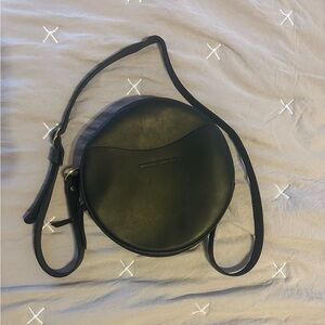 Portland leather round Black Crossbody Bag
PREOWNED/USED